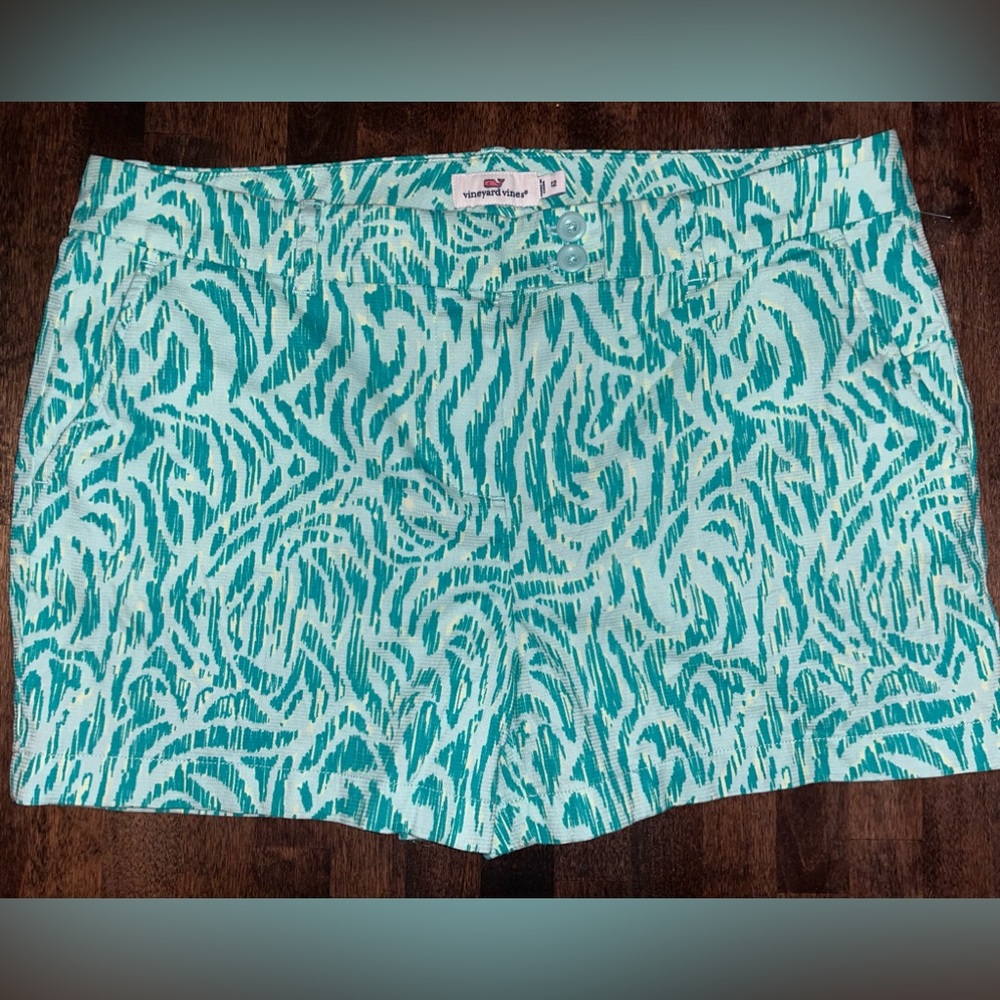 Preloved Vineyard Vines shorts in teal. 98% cotton.  Size 12. 

SKU:2